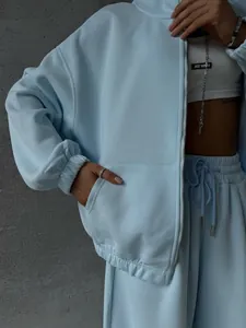 Détail rapproché d'un sweat à capuche bleu clair avec fermeture éclair et poche