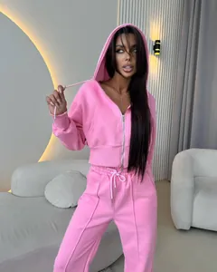 Ensemble de survêtement rose pour femme avec sweat à capuche zippé court et pantalon assorti