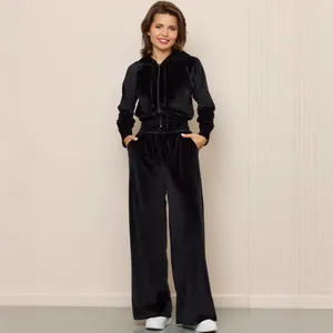 Elegante set tuta in velluto nero con giacca con cappuccio e pantaloni a gamba larga.