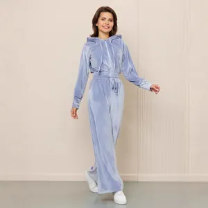 Completo due pezzi in velluto azzurro con felpa con cappuccio e pantaloni a gamba larga