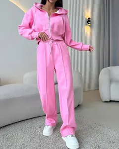Vue complète d'un ensemble de survêtement rose en coton avec sweat à capuche court