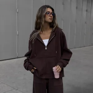 Conjunto de dos piezas estilo urbano con sudadera con capucha y pantalón ancho