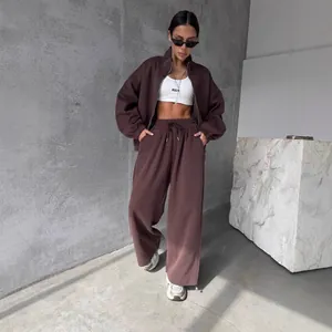 Ensemble de survêtement marron pour femmes avec veste zippée et pantalon large.
