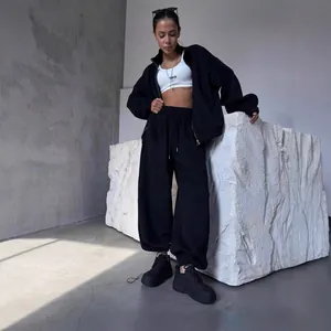 Ensemble de survêtement noir deux pièces pour femme avec sweat à capuche et jogging chic