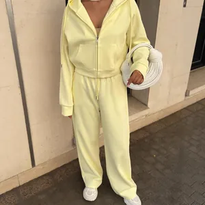Survêtement deux pièces jaune pâle avec sweat à capuche zippé et jogging assorti