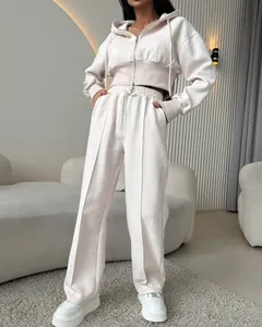 Vue d'ensemble du survêtement en coton crème avec sweat à capuche court et pantalon