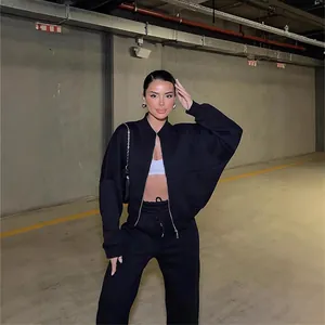 Κομψό μαύρο γυναικείο σετ streetwear δύο τεμαχίων με ζακέτα με φερμουάρ και παντελόνι