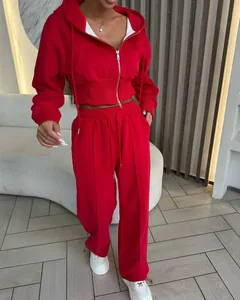 Vue détaillée du survêtement rouge deux pièces en coton avec sweat à capuche zippé