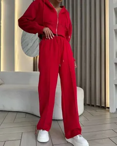Vue complète d'un survêtement en coton rouge avec sweat à capuche court et pantalon large