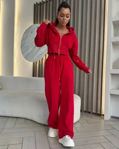 Détail de l'ensemble de survêtement rouge en coton avec sweat à capuche et pantalon large