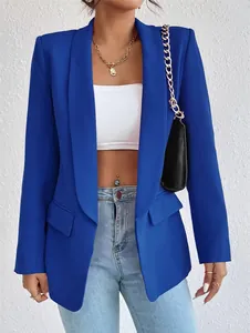 Primer plano de un blazer azul real entallado para mujer para ir al trabajo