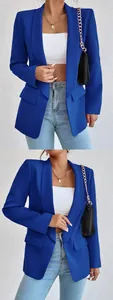 Vista detallada de un blazer azul real para mujer combinado con jeans y top blanco