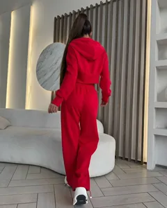 Vue arrière d'un ensemble de survêtement rouge en coton avec sweat à capuche et pantalon large.