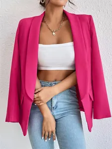 Primer plano de una elegante chaqueta rosa fucsia para mujer, destacando color y corte