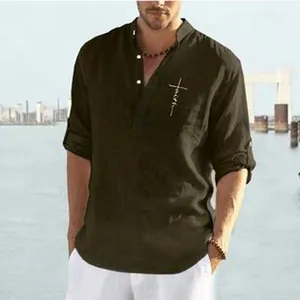 Gros plan d'une chemise homme vert olive foncé avec inscription Faith imprimée