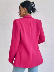 Vista trasera de una vibrante chaqueta de traje magenta para mujer con hombros estructurados