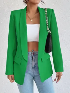 Vista detallada de una vibrante chaqueta blazer verde para mujer con solapas de chal
