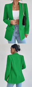 Vista frontal y trasera de un blazer ajustado verde vibrante para mujer en pared