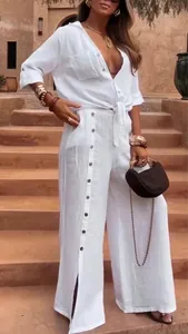 Ensemble deux pièces blanc décontracté avec haut col en V et pantalon large boutonné