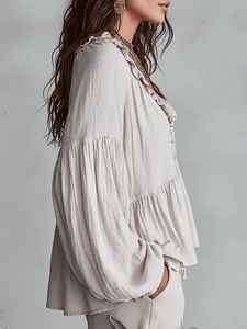 Vue de profil d'une blouse décontractée avec col à volants et manches bouffantes