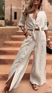 Ensemble deux pièces en lin beige femme avec haut noué col V et pantalon large boutonné.