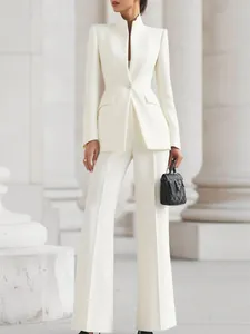Elegant wit tweedelig pak met blazer met hoge kraag en broek met wijde pijpen voor dames.