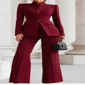 Detailweergave van het elegante bordeauxrode pak met blazer en uitlopende broek