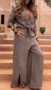 Vue détaillée de l'ensemble deux pièces en lin avec pantalon large boutonné sur le côté