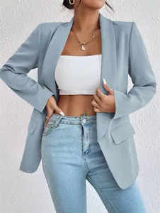 Vista detallada de una elegante chaqueta americana azul claro para mujer