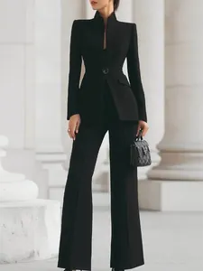 Elegant tweedelig zwart pak met blazer met opstaande kraag en uitlopende broek