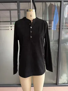 Vorderansicht eines schwarzen Cord-Henley-Tops für Damen auf einer Schaufensterpuppe