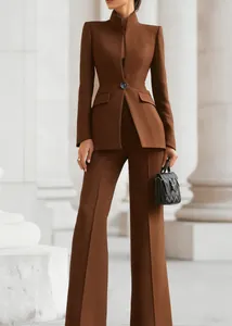 Elegant chocoladebruin tweedelig pak met blazer en uitlopende broek voor dames