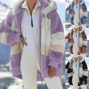 Présentation de plusieurs variantes de couleurs de la veste polaire patchwork femme