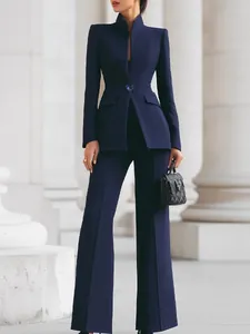 Elegant marineblauw tweedelig damespak met getailleerde blazer en wijde broekspijpen