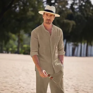 Completo da uomo in lino kaki con camicia a maniche lunghe e pantaloni per spiaggia
