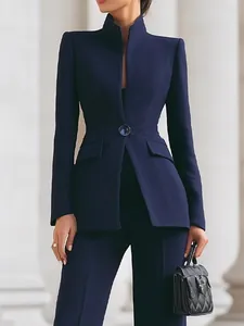 Detailweergave van een elegante marineblauwe blazer met één knoop en opstaande kraag