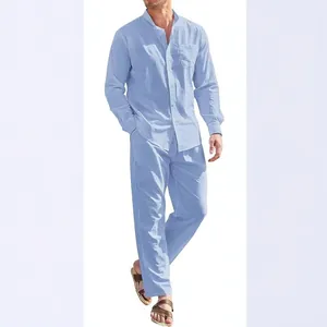 Vista completa del set da spiaggia da uomo con camicia e pantaloni casual azzurro chiaro