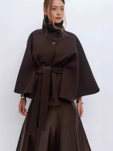 Elegante donkerbruine wollen cape-jas voor dames met opstaande kraag en strikceintuur.