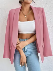 Vista frontal de una elegante chaqueta americana rosa palo para mujeres profesionales