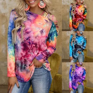 Détail du haut à manches longues tie-dye pour femmes avec épaule découpée en dentelle
