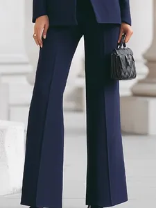 Detailweergave van de elegante marineblauwe pantalon met wijde pijpen en luxe stof.