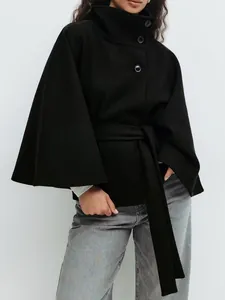 Detailweergave van de zwarte wollen jas met opstaande kraag en ceintuur in de taille.