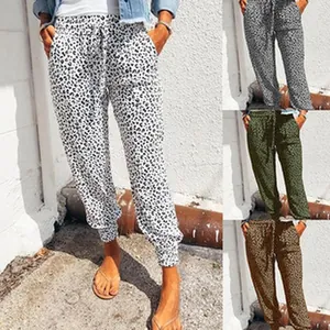 Vue détaillée d'un pantalon de jogging imprimé léopard pour femme en quatre couleurs