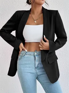 Vista detallada de una elegante americana negra para mujer de oficina en una modelo