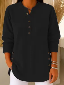 Lässiges schwarzes Damen-Langarmshirt mit Rippstruktur und Knopf-V-Ausschnitt-Details.