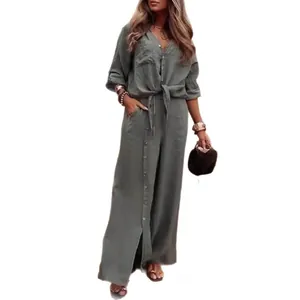 Ensemble deux pièces décontracté pour femme avec haut col V et pantalon large à boutons.