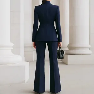 Elegant marineblauw damesbroekpak bestaande uit een blazer en lange wijde broek