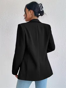 La vista posterior de un blazer negro clásico para mujer con un corte muy elegante.