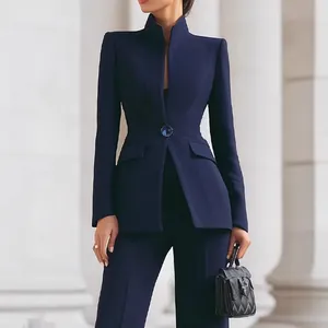 Elegant marineblauw tweedelig pak met een knoops blazer en bijbehorende pantalon