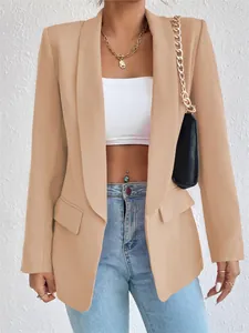 Vista detallada de una chaqueta blazer beige entallada con frente abierto y bolsillos